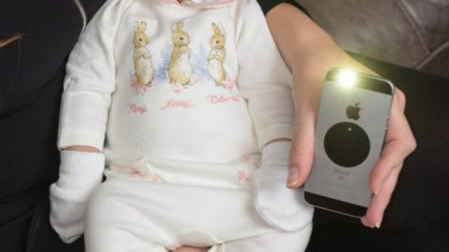 Spitali-mbeti-pa-rrymë-mamia-ndihmoi-te-kryhej-lindja-permes-drites-se-telefonit-foto-780x439