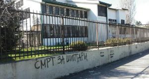 Shqipëria reagon kundër sloganeve kundër shqiptarëve në Shkup