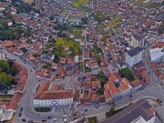 Lugina në qetësi të plotë, të gjitha lokalet e mbyllura.